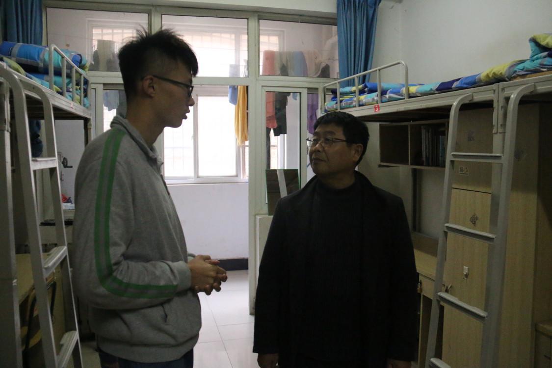 我院教师党员走访学生宿舍-枣庄学院心理与教育科学